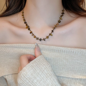 Détail du collier en pierre d'oeil de tigre irrégulière avec perles de bronze