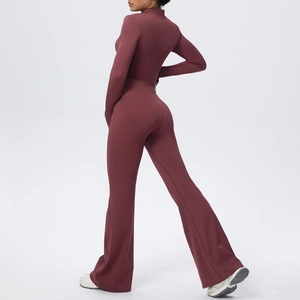 Vue arrière de la combinaison de yoga à manches longues mauve avec jambe évasée
