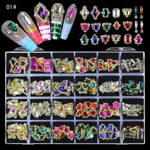Nahaufnahme von 24-Fächer-Nagelkunst-Set mit bunten Herz- und Schmetterlings-Edelsteinen