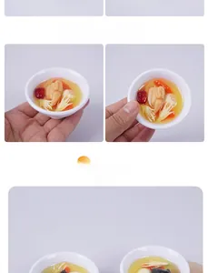 Miniatur-Anhänger mit realistischem Hühnersuppen-Modell und Kräutern in kleiner Schale