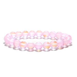 Armband mit 8mm rosa Mondsteinperlen und irisierendem Glasglanz auf weißem Hintergrund