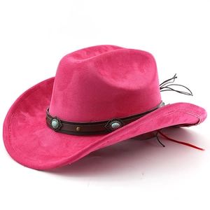 Détail du chapeau de cowboy en feutre rose avec ruban en cuir et clous turquoise