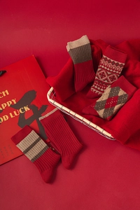 Détails de chaussettes en laine rouge avec motifs festifs Fair Isle et mailles