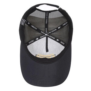 Casquette trucker noire avec maille respirante et détails de couture à l'intérieur