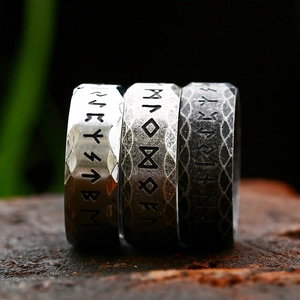 Tres anillos de runas vikingas para hombre en plata cepillada, martillada y textura escamas