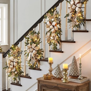 Weihnachtsgirlande für Treppen mit Kiefernadeln, goldenen Schleifen und warmweißen LEDs