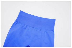 Vue détaillée de la taille haute côtelée sur un short de yoga bleu sans couture