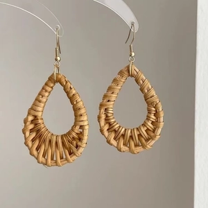 Detail von böhmischen Tropfenohrringen mit geflochtener Rattantextur und Goldhaken