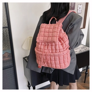 Zaino trapuntato rosa che mostra la chiusura a coulisse e la consistenza del tessuto imbottito