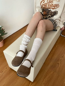 Due modi di indossare calze di cotone con scarpe Mary Jane in pelle scamosciata marrone