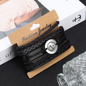 Détail d'un ensemble de bracelets en cuir noir multicouches avec pendentif Yin Yang