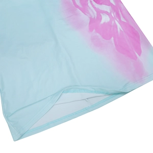 Detail van de blauwe tie-dye jurkzoom met hoogwaardige dubbele naald stikselafwerking