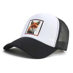Casquette trucker avec imprimé renard, panneau en maille blanche et visière noire courbée