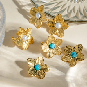 Set di gioielli in acciaio placcato oro 18k con fiori, turchese e perle, anello e orecchini
