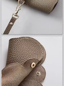 Détail de la pochette à lunettes en cuir PU grainé avec fermoir à pression