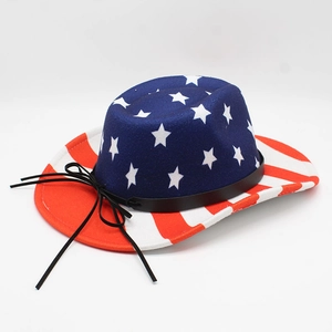Détail d'un chapeau de paille western avec drapeau américain étoiles et rayures