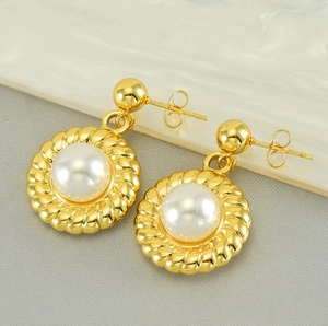 Dettaglio orecchini a girasole dorati con perla e trama vintage a corda intrecciata
