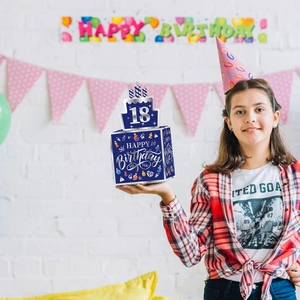Caja azul para sacar dinero de 18 cumpleaños con adorno de tarta y motivos de fiesta