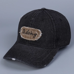 Dettaglio ravvicinato del berretto da baseball in denim con ricamo D.daisy