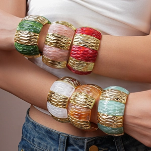 Multicolor resin and gold textured metal elastic bracelet set in bohemian bold style