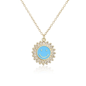 Detail der 18K vergoldeten Sonnenblumen-Halskette mit blauem Smiley und klaren Zirkonen