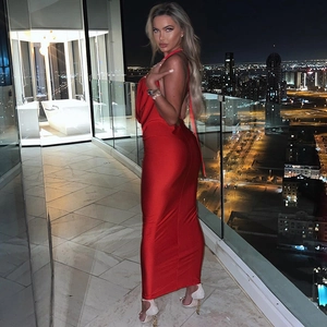 Robe longue élégante en satin rouge dos nu avec coupe ajustée pour une tenue de soirée