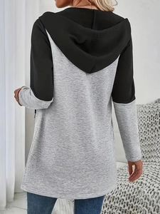Vista posteriore di una giacca casual con cappuccio grigio e nero con silhouette ampia