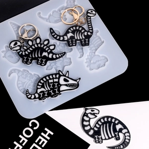 Détail macro de moules en silicone de squelette de dinosaure avec pendentifs en résine