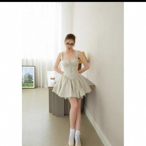 Robe fleurie évasée avec taille élastique et ourlet bouffant pour femme en lumière douce