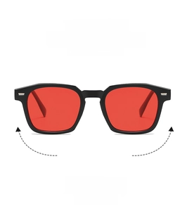 Detalle de gafas de sol cuadradas negras con lentes rojas translúcidas modernas