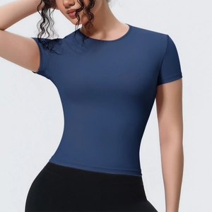 Gros plan d'un t-shirt de yoga bleu marine à manches courtes en tissu sport respirant