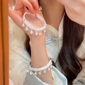 Bracelet Jonc Ouvert Couleur Argent Alliage Texture Tressée Avec Breloques Cloche Suspendues Style Chinois Rétro Élégant Femmes