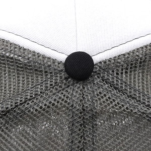 Vue détaillée du chapeau trucker avec panneaux en tissu blanc et maille grise
