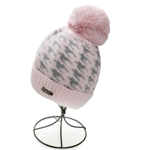 Dettaglio del cappello in maglia pied-de-poule rosa con pompon e targhetta in metallo