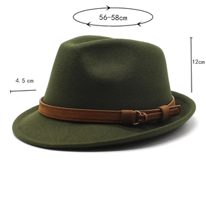 Detalle de sombrero fedora de lana verde oscuro con correa marrón y medidas