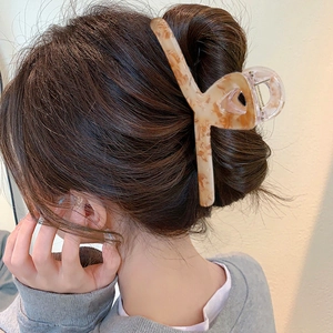 Pince à cheveux ambre marbré pour cheveux épais portée par un mannequin chic