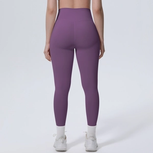 Detail der Push-Up-Naht und Kompression am hohen Bund der dunkelvioletten Yoga-Hose