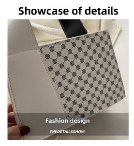 Gros plan détaillé du sac à main blanc avec motif trèfle noir et blanc et coutures