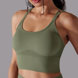 Détail du soutien-gorge de sport vert herbe avec tissu côtelé sans couture et bretelles
