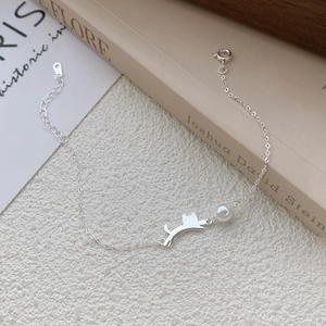 Bracciale gatto in argento S925 con perla bianca su sfondo beige dallo stile minimal