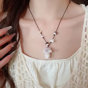 Collier style ethnique avec pendentif chat blanc et perles bois sur cordon brun