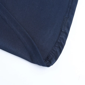 Gros plan détaillé montrant la couture précise à double aiguille sur robe de soirée satin