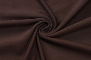 Dettaglio macro del tessuto a maglia marrone scuro con texture setosa e drappeggio