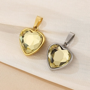 Detail von 18K Titanstahl Herzanhängern mit Champagner-Kristallen in Gold und Silber
