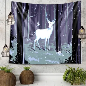 Détail d'une tapisserie de cerf de forêt sur mur gris avec décor lumineux moderne
