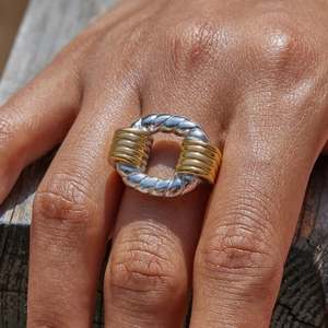 Bague bicolore en acier inoxydable torsadé or et argent portée par un mannequin