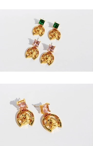 Détail de boucles d'oreilles cheval avec poinçon S925, pierres vertes et violettes dorées