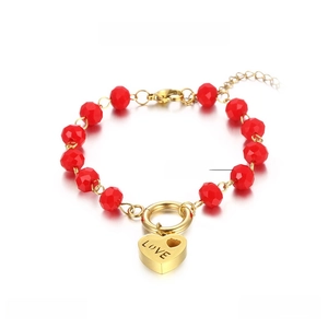 Dettaglio macro del bracciale con perline di cristallo rosso e ciondolo a cuore