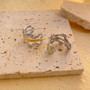 Minimalistische französische gedrehte gold-silberne C-förmige Ohrstecker im Bicolor-Stil