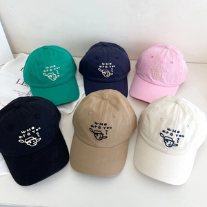 Flache Ansicht von sechs bunten Baseballkappen mit Who are you Stickerei und Motiv